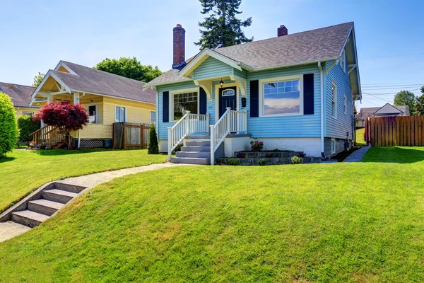 Blauwe Amerikaanse Huis buitenkant met betonnen vloer veranda. — Stockfoto