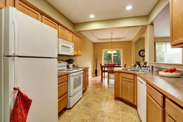 Kitchen room interior with tile floor connected to dining area — Stock Photo, Image