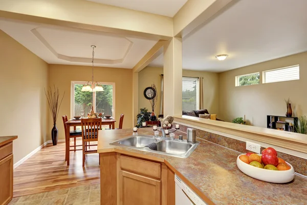 Intérieur de la cuisine avec carrelage relié à la salle à manger — Photo