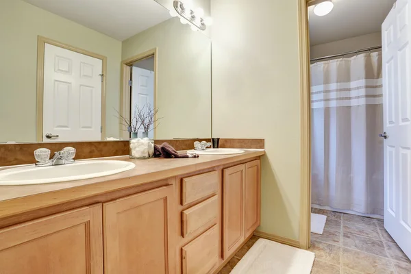 Intérieur de la salle de bain avec vanité et rideau de douche blanc . — Photo