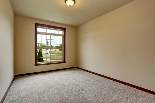 Empty room interior in beige tones and carpet floor. — Stock Photo, Image