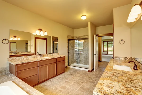 Interior de baño de lujo con acabado de granito y dos gabinetes de tocador . — Foto de Stock