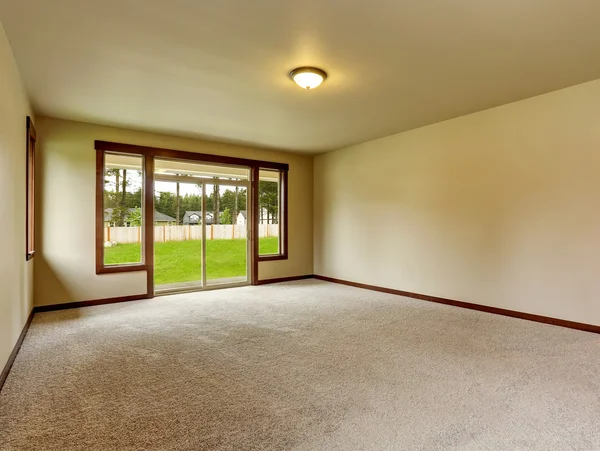 Intérieur de la chambre vide dans les tons beige et le plancher de tapis . — Photo