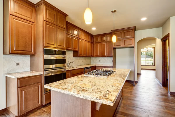 Cocina interior con armarios de madera con encimera de granito — Foto de Stock