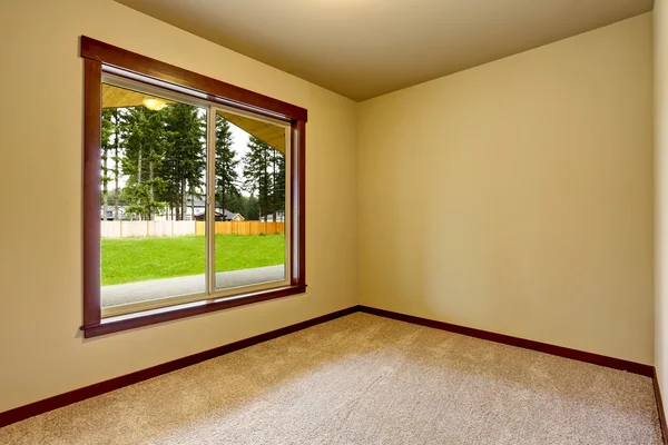 Empty room interior in beige tones and carpet floor. — Stock Photo, Image