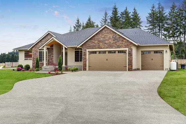 Роскошный одноуровневый дом с отделкой кирпичом и гаражом
