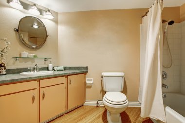 Makyaj dolabı ve granit tezgah ı ile güzel banyo iç. 