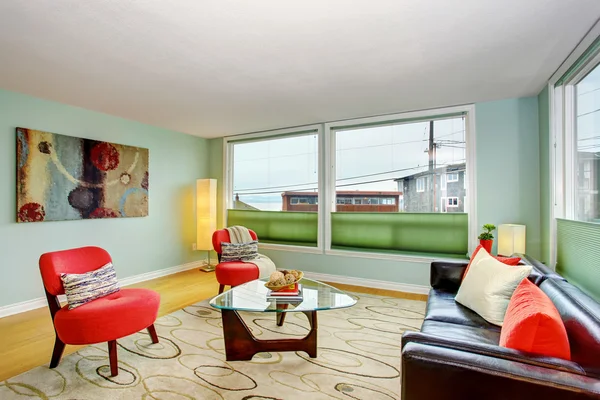 Moderne Wohnzimmereinrichtung mit grünen Wänden und Ledersofa — Stockfoto