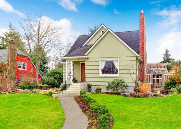 Petite maison américaine avec pelouse bien entretenue et aménagement paysager desing — Photo