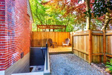 İki sandalyeile küçük ahşap arka güverte.