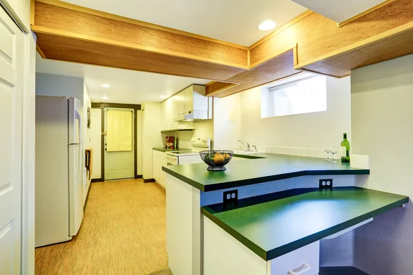 Ruang dapur bawah tanah putih dengan penutup meja hijau — Stok Foto