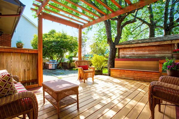 Terraza del patio trasero con muebles de mimbre y pérgola . —  Fotos de Stock