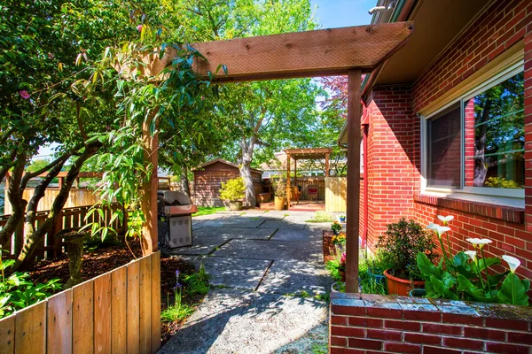 Backyard view. Entrance to garden and patio area — Stock Photo, Image