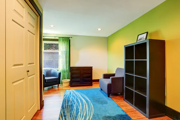 Vardagsrum inredning i gröna och blå färger — Stockfoto