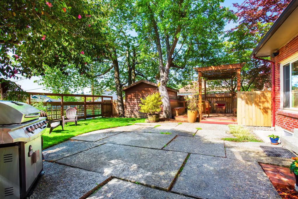 Patio trasero con pérgola y patio de hormigón . — Foto de stock