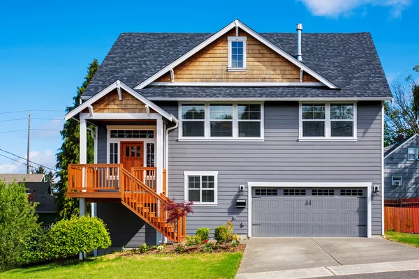 Luxuriöse graue Haus mit Treppe und Veranda — Stockfoto