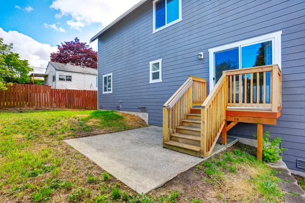 Hinterhof mit kleiner Betonterrassenfläche und Treppe — Stockfoto