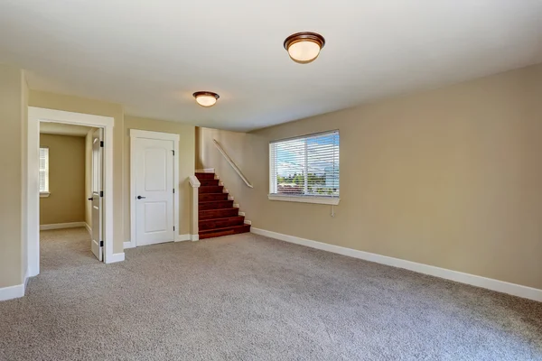 Spacious empty room in beige color with carpet — Stock Photo, Image