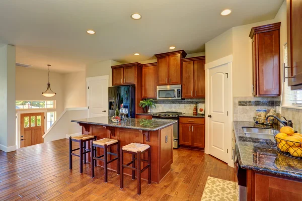 Habitación de cocina de lujo con armarios modernos y encimeras de granito — Foto de Stock