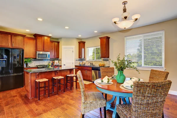 Quarto de cozinha de luxo conectado com área de jantar . — Fotografia de Stock