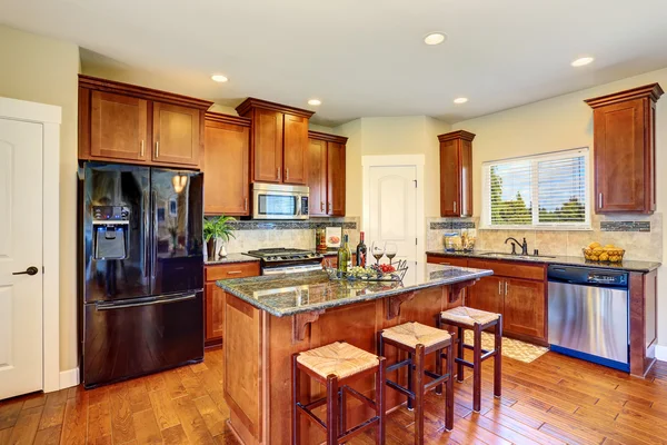 Sala de cozinha de luxo com armários modernos e bancadas de granito — Fotografia de Stock