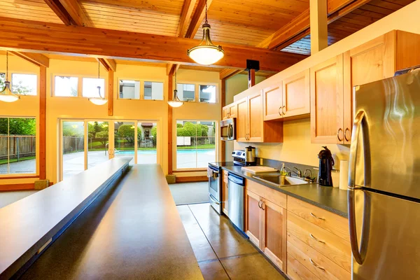 Open floor plan kitchen room. Exit to backyard swimming pool. — Stock Photo, Image