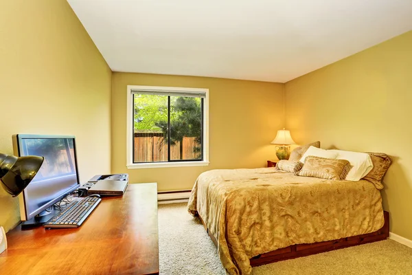 Interior del dormitorio tradicional con suelo de alfombra y ropa de cama agradable —  Fotos de Stock