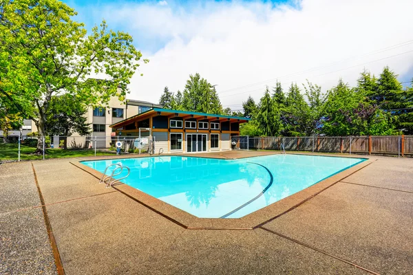 Edificio residenziale con piscina e patio . — Foto Stock