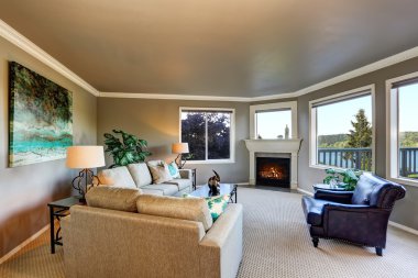 Şömine ve siyah sehpa ile rahat oturma odası iç.