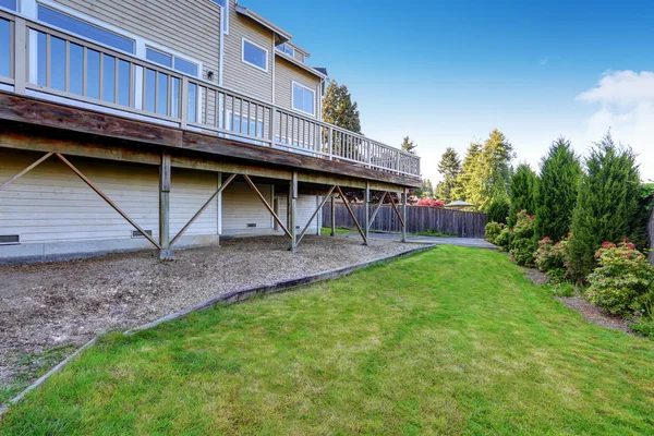 Casa de dois andares com deck de madeira com vista para o jardim do quintal . — Fotografia de Stock