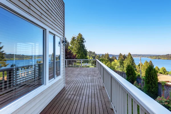 Två våningar hus med trä strejk däck med utsikt bakgård trädgård. — Stockfoto