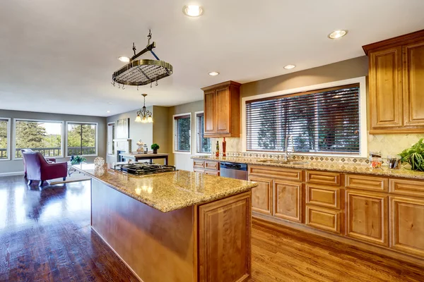 Rencana lantai terbuka. Ruang dapur interior dengan pulau dan granit counter atas . — Stok Foto