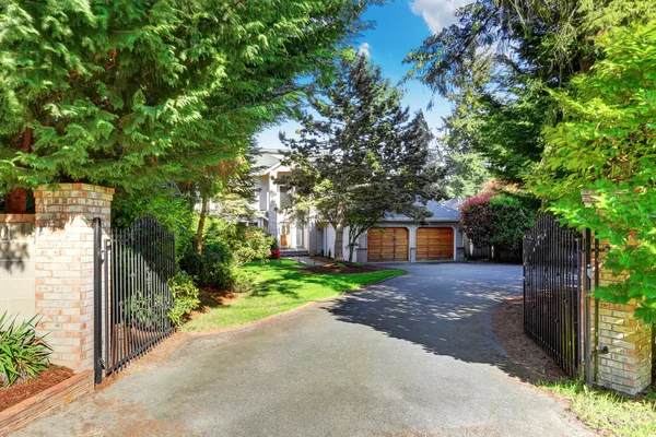 Vista de la entrada con puerta abierta. Garaje doble y bien cuidado garde — Foto de Stock