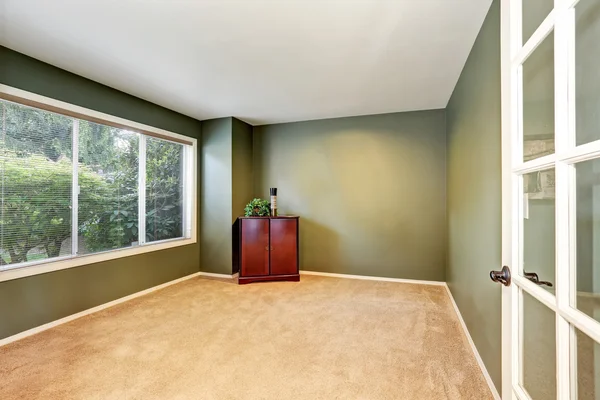 Intérieur de la chambre vide avec murs verts et sol tapis — Photo