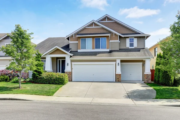 exterior de casa de dos pisos con patio delantero paisaje — Foto de