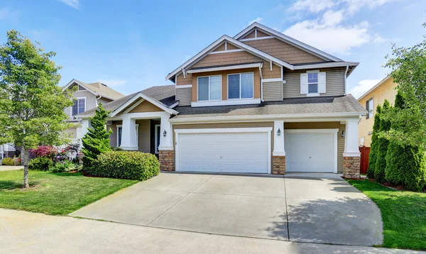 Klassieke Amerikaanse Huis exterieur met gevelbekleding en garage. — Stockfoto