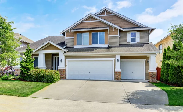 Classic American house exterior with siding trim and garage. — Stock Photo, Image