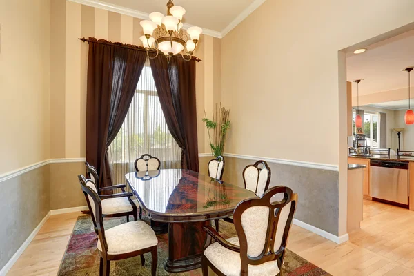 Comedor interior con bonito juego de mesa y cortinas marrones — Foto de Stock