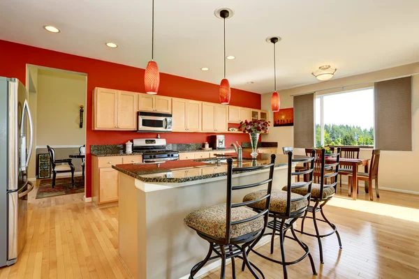 Wnętrze pokoju kuchennego z czerwoną ścianą, granitowym blatu i wyspą. — Zdjęcie stockowe