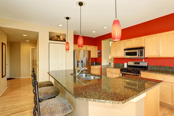 Cocina interior habitación con pared roja, encimera de granito y la isla . — Foto de Stock