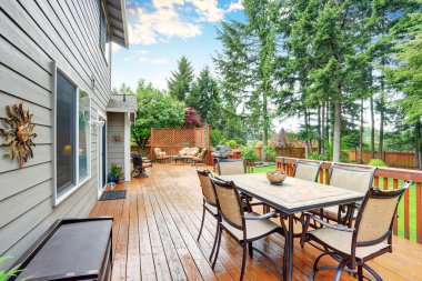 Veranda alanı ve ekli pergola ile geniş ahşap güverte.
