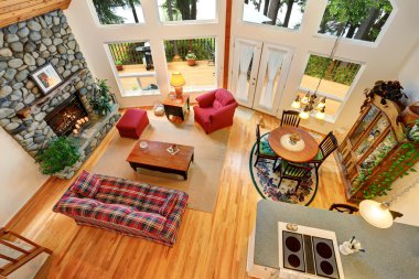 Kayalar döşeme şömine ile açık kat planı oturma odası iç