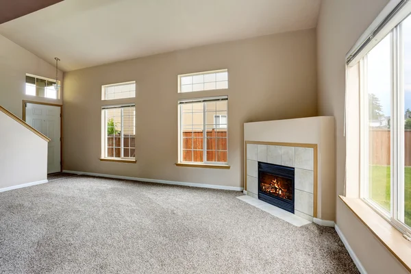 Prázdný interiér obývacího pokoje ve světlických tónech a krbu — Stock fotografie