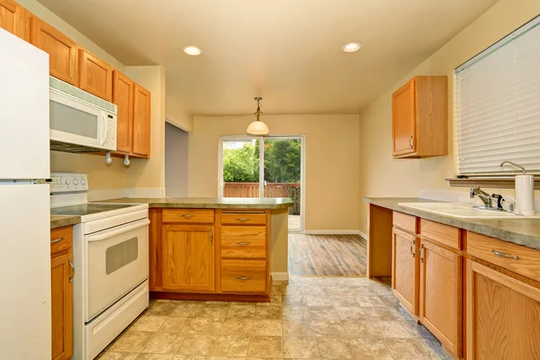 Classic American kitchen room with wooden cabinets and tile floor. — Stock Photo, Image