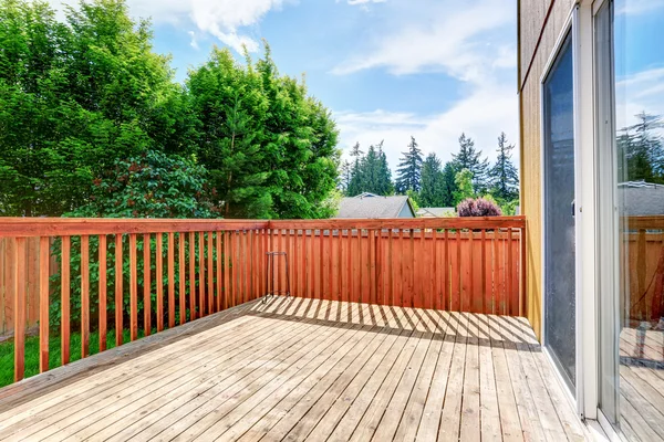 Een verhaal huis met houten staking terras met uitzicht op tuin achtertuin — Stockfoto