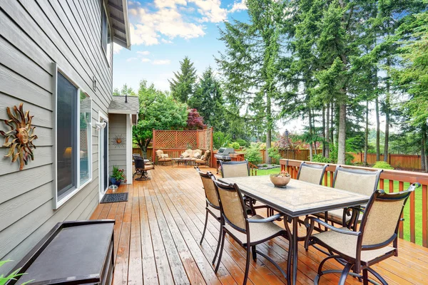 Amplia terraza de madera con patio y pérgola adjunta . — Foto de Stock