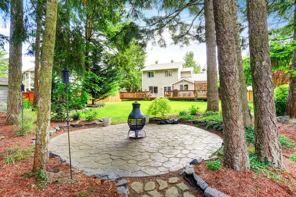 Fenced back yard with well kept garden. — Stock Photo, Image