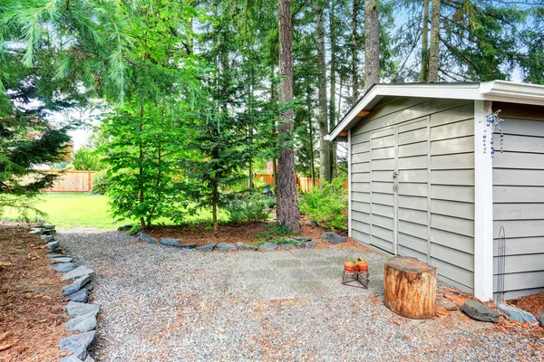 Fenced back yard with well kept garden. — Stock Photo, Image