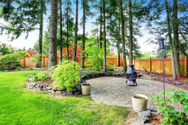 Fenced back yard with well kept garden. — Stock Photo, Image