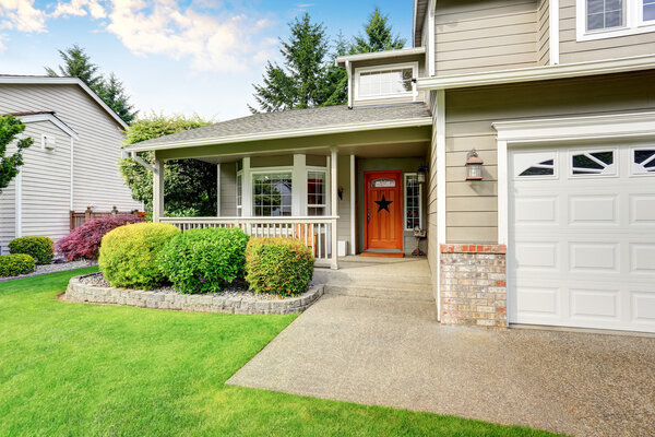 Американский дом с двойным гаражом и ухоженным сараем
.